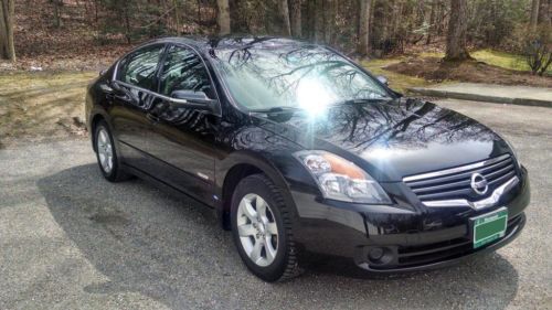 Affordable luxury hybrid sedan - extremely clean and mechanically flawless