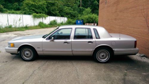 1992 lincoln town car executive sedan 4-door 4.6l