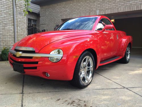 2005 chevrolet ssr base convertible 2-door 6.0l mint condition &lt;2000 miles look!