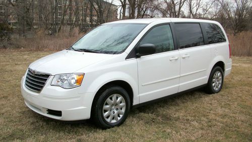 2010 chrysler town &amp; country lx mini van 7 passenger stow &amp; go seating runs 100%