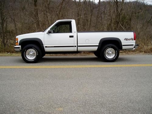 2000 chevrolet silverado 3500 4x4. 63k actaul miles .. 454 v8 .. must see..