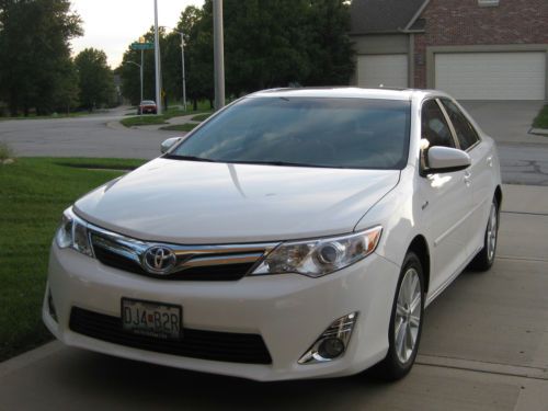 40mpg,14,000mls, luxurious white toyota camry hybrid xle loaded