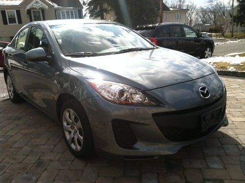 2012 mazda 3 i sedan 4-door 2.0l only 21k miles no reserve the car must go !!