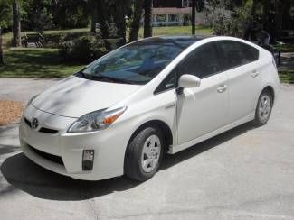2010 toyota prius iv hatchback, hybrid, fully loaded, navigation, moonroof!