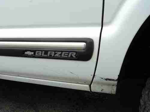 2001 Chevrolet Blazer LS Sport Utility 4-Door 4.3L, NO RESERVE, image 10