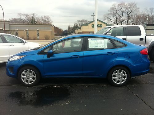 2012 ford fiesta se sedan 4-door 1.6l