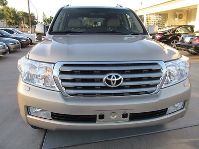 2011 toyota land cruiser only 11k 1 onr tv nav back up camera!!!!