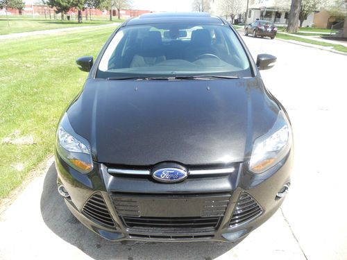 2012 ford focus titanium hatchback 2.ol/no reserve/5 speed/navi/htd lthr/sunroof