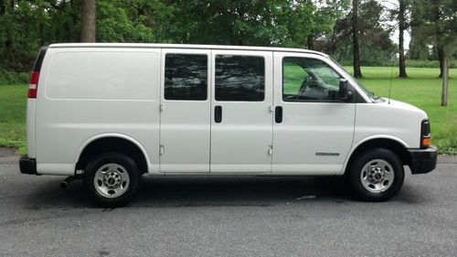 2004 gmc savana 2500 base standard cargo van 3-door 4.8l