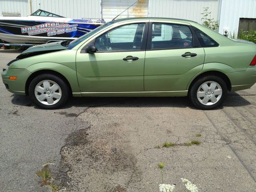 2007 Ford Focus SE Sedan, Power window/locks, Salvage, Damaged, Rebuildable, image 2