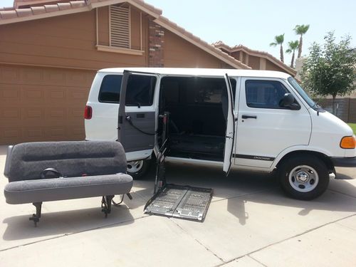 2000 dodge ram 1500 5.2l v8 with braun crow river wheelchair lift!!!  like new!!