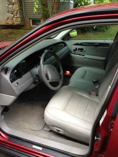 2000 Red Lincoln Towncar, image 2