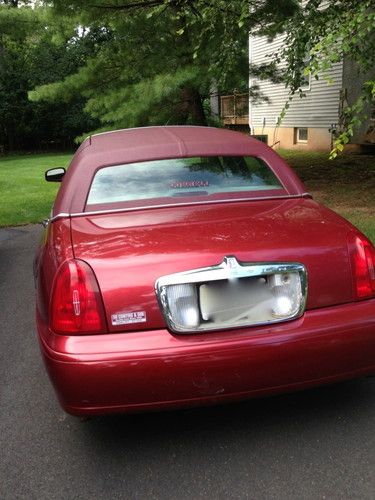 2000 Red Lincoln Towncar, image 4