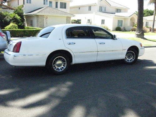 LINCOLN TOWNCAR CARTIER SERIES WITH SUNROOF/MOONROOF, image 2