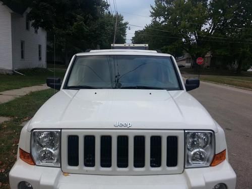 Roomy and rugged 2006 jeep commander