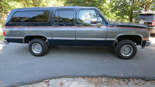 1987 Chevrolet Suburban 4x4, image 2