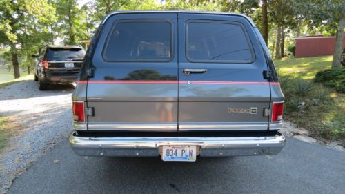 1987 Chevrolet Suburban 4x4, image 4