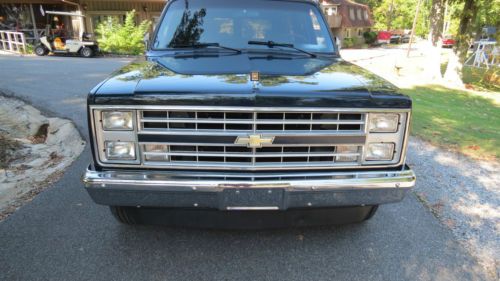1987 Chevrolet Suburban 4x4, image 5