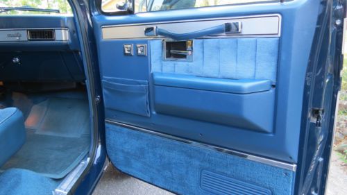 1987 Chevrolet Suburban 4x4, image 12