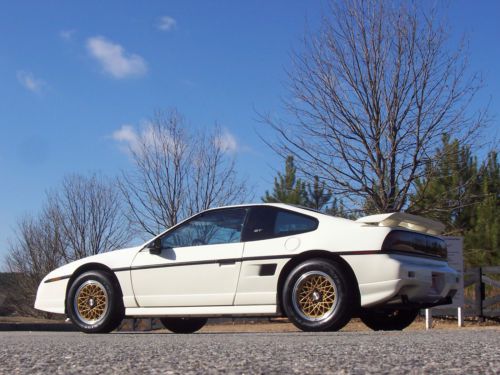 Awesome near flawless 1988 pontiac fiero gt 5-speed low miles future collectible