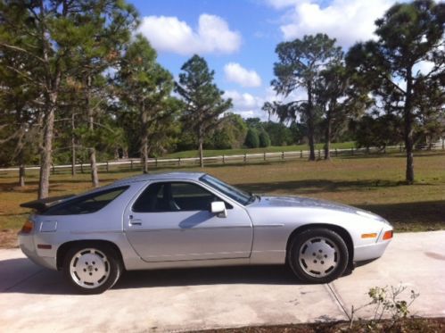 1989 Porsche 928 with very true low miles and manual transmission, image 2