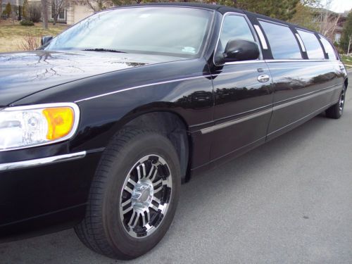 2002 Black Lincoln Town Car Limousine in great shape with new motor., image 2