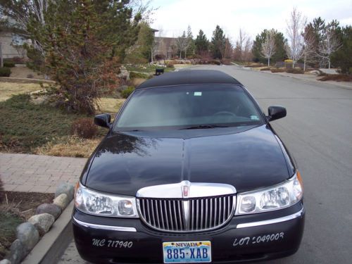 2002 Black Lincoln Town Car Limousine in great shape with new motor., image 3