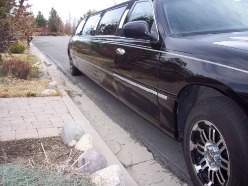 2002 Black Lincoln Town Car Limousine in great shape with new motor., image 4