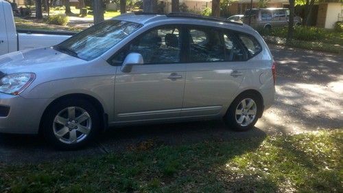 2007 kia rondo w/3rd row seats