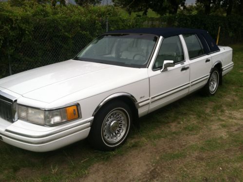 1993 lincoln town car-signature series!-no reserve