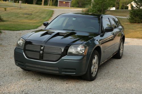 2005 dodge magnum sxt with rare awd custom paint low reserve