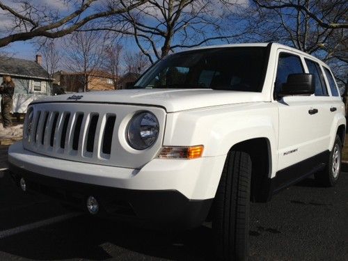 2013 jeep patriot sport  brand new suv with 10 miles ! no reserve musto go !!