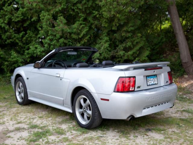 Ford mustang gt convertible 2-door