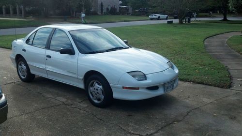 1997 pontiac sunfire white 4 door