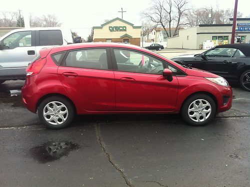 2012 ford fiesta se hatchback 5-door 1.6l