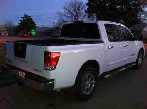 2011 Nissan Titan SV, image 2