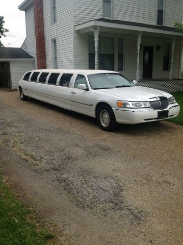 White lincoln town car limo limousine 14 passenger stretch