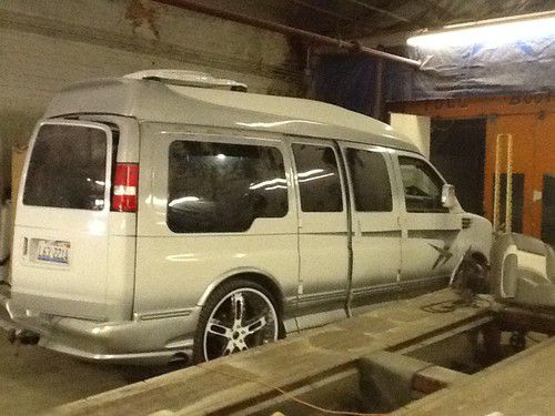 2003 gmc savana - hardwood floor - 24" screen - satalite