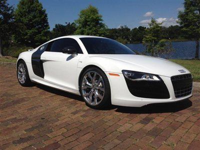 2012 audi r8 5.2 fsi quattro r-tronic coupe**low miles**navigation*heated seats*