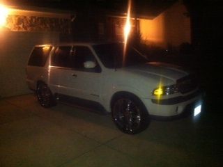 1998 lincoln navigator w/24' chrome rims good condition.......clean