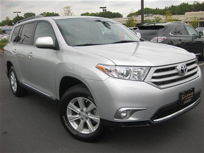 2011 highlander se fwd, leather, rear camera, 3rd row, new tires, 35553 miles.