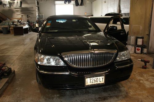 2011 Lincoln Town Car Black Executive Stretch Limousine 100