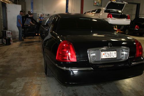 2011 Lincoln Town Car Black Executive Stretch Limousine 100