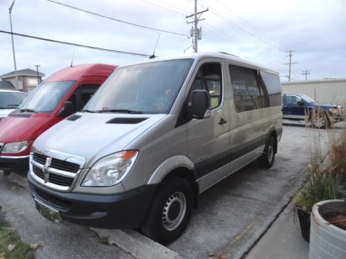 2007 dodge freightliner sprinter 2500 10 pass only 13000 miles, like new .