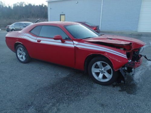 2013 dodge challenger sxt, salvage,coupe, runs and lot drives, damaged