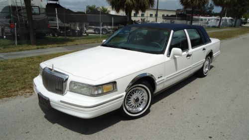 1997 lincoln town car signature,  rare color combination selling no reserve