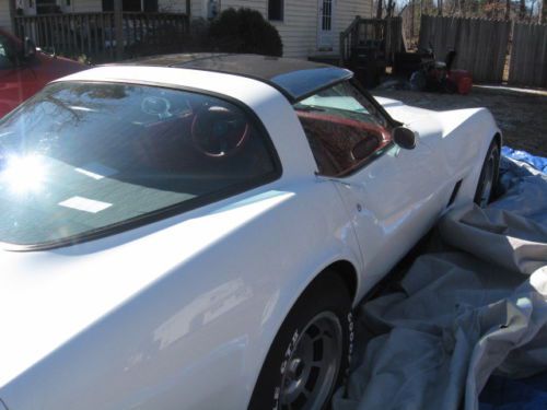 &#039;80 corvette white/red ttops new engine