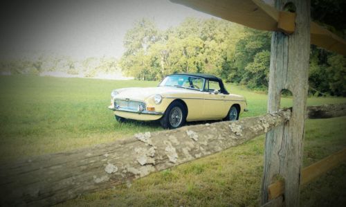 MGB 1969 Restored Primrose Yellow w/ Black Leather and Overdrive, image 5