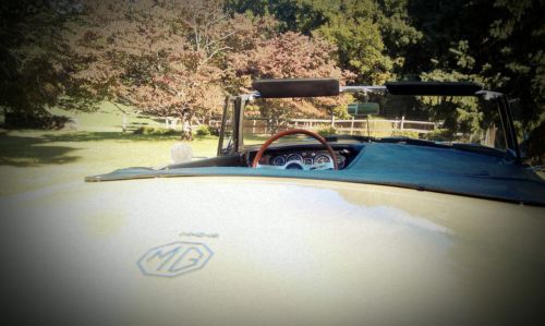 MGB 1969 Restored Primrose Yellow w/ Black Leather and Overdrive, image 11