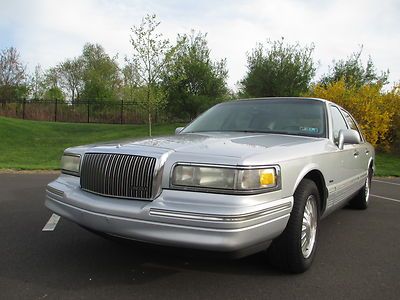 1997 lincoln towncar cartier edition clean low miles runs great!!! no reserve